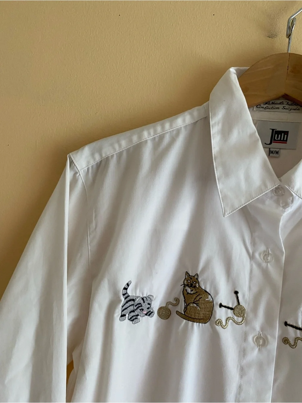 Juli Cat Embroidered Button Up Blouse Woman Medium White Long Sleeve Kitty FLAW - Picture 4 of 15